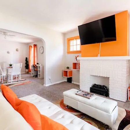 La Naranja Retreat - Cozy Duplex Near Downtown With Parking, 300 Mb Wifi & Self Check In Villa Cleveland Bagian luar foto
