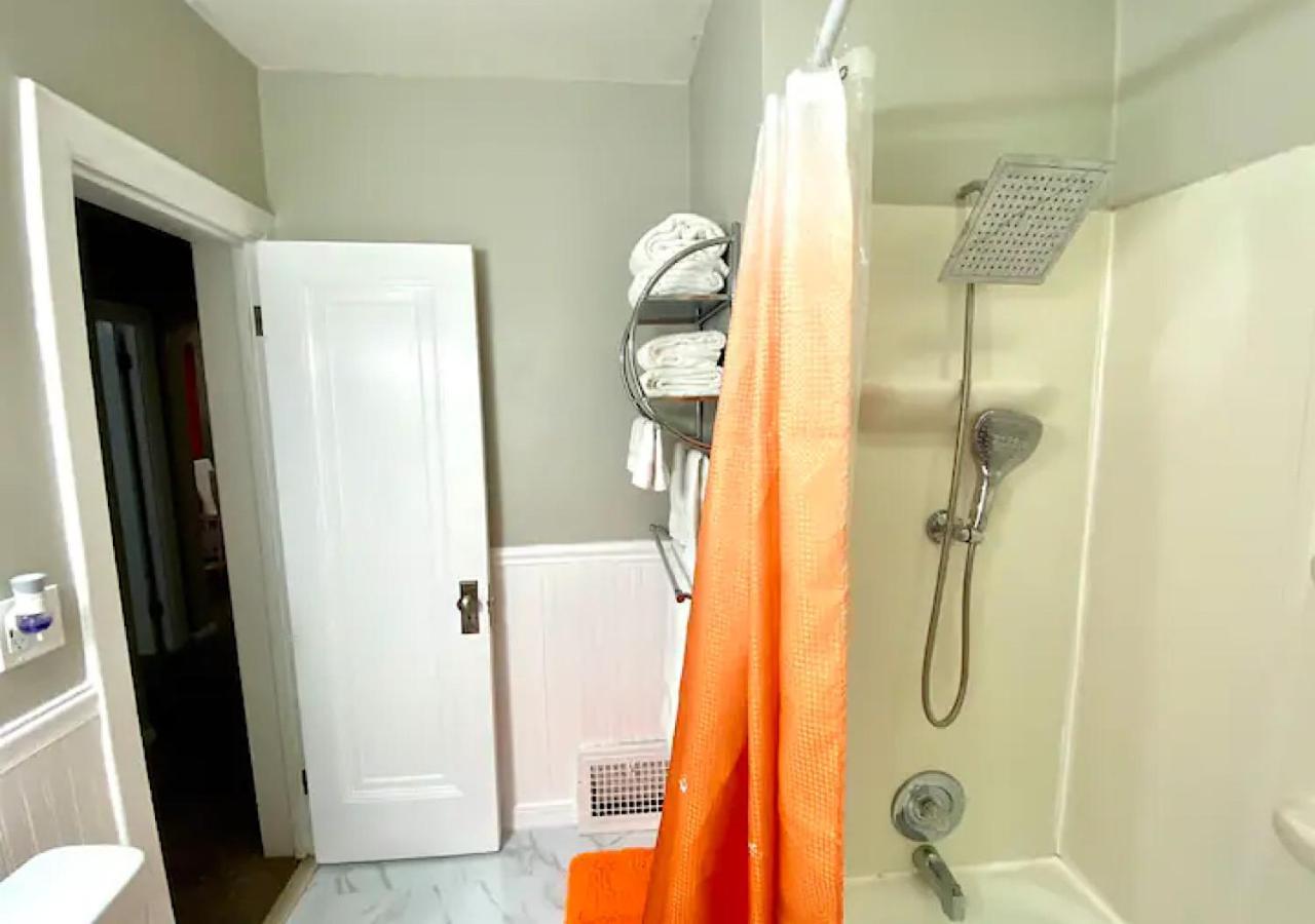 La Naranja Retreat - Cozy Duplex Near Downtown With Parking, 300 Mb Wifi & Self Check In Villa Cleveland Bagian luar foto