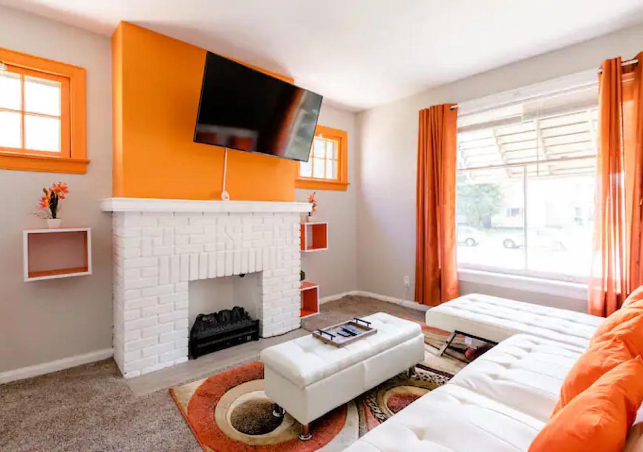 La Naranja Retreat - Cozy Duplex Near Downtown With Parking, 300 Mb Wifi & Self Check In Villa Cleveland Bagian luar foto