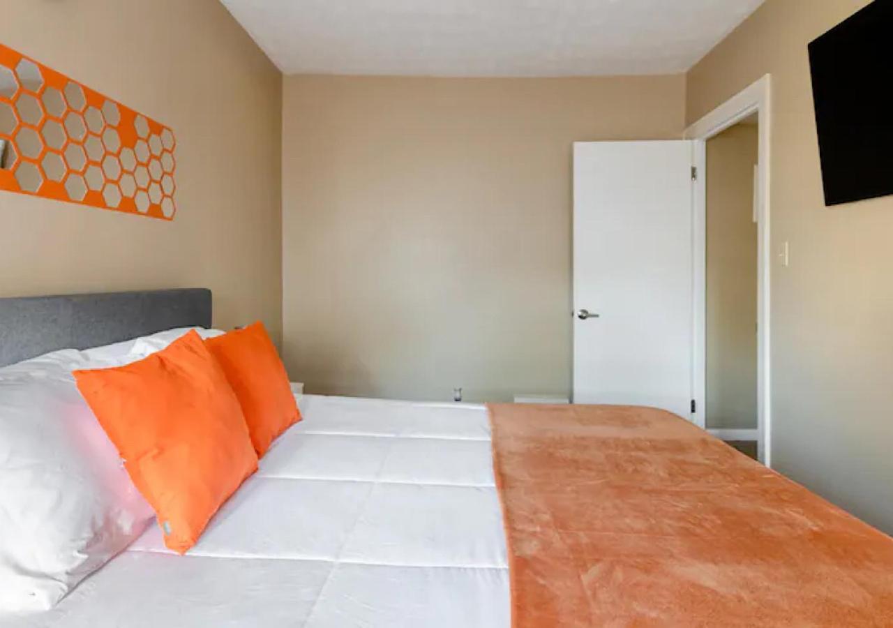 La Naranja Retreat - Cozy Duplex Near Downtown With Parking, 300 Mb Wifi & Self Check In Villa Cleveland Bagian luar foto